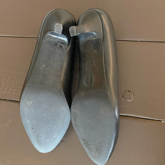 TROTTERS Ladies Kiera black pumps Sz 7M. 1” heels. 100% Leather. - Picture 2 of 8